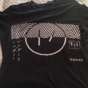 Black tøp shirt